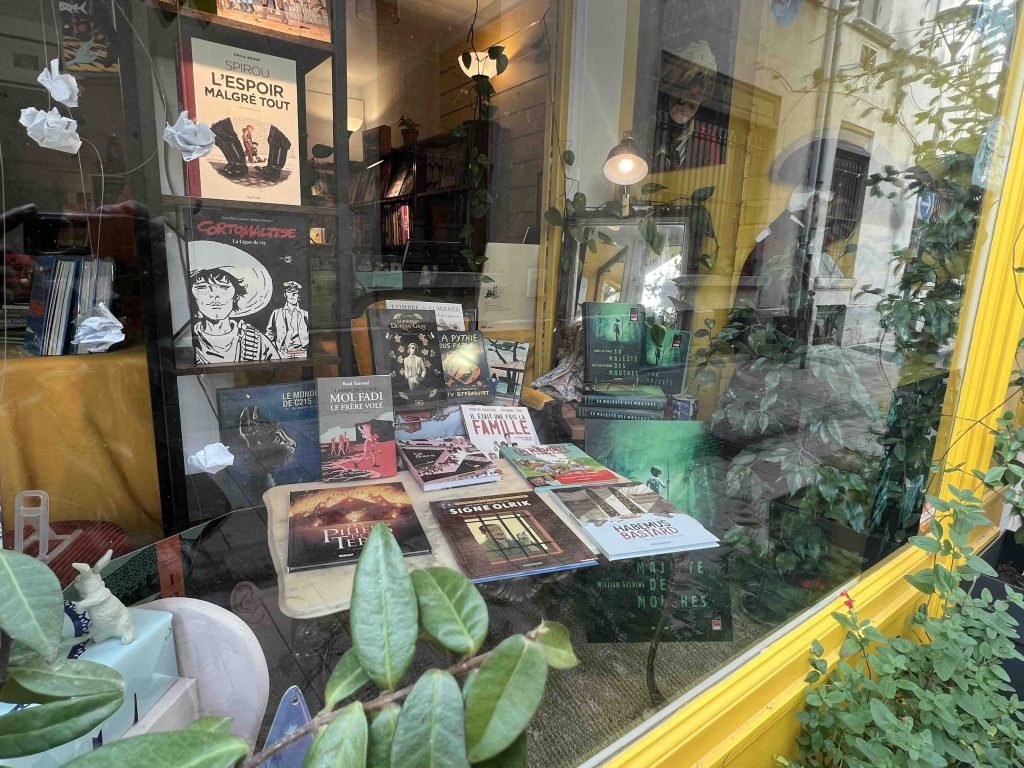 Adult graphic novels window display at Librairie Gulliver