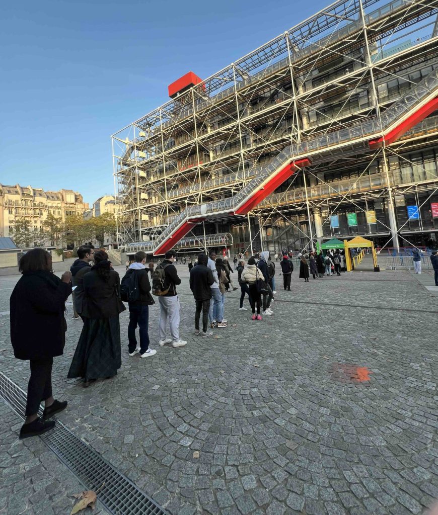 Big line to get into the Pompidou Centre library