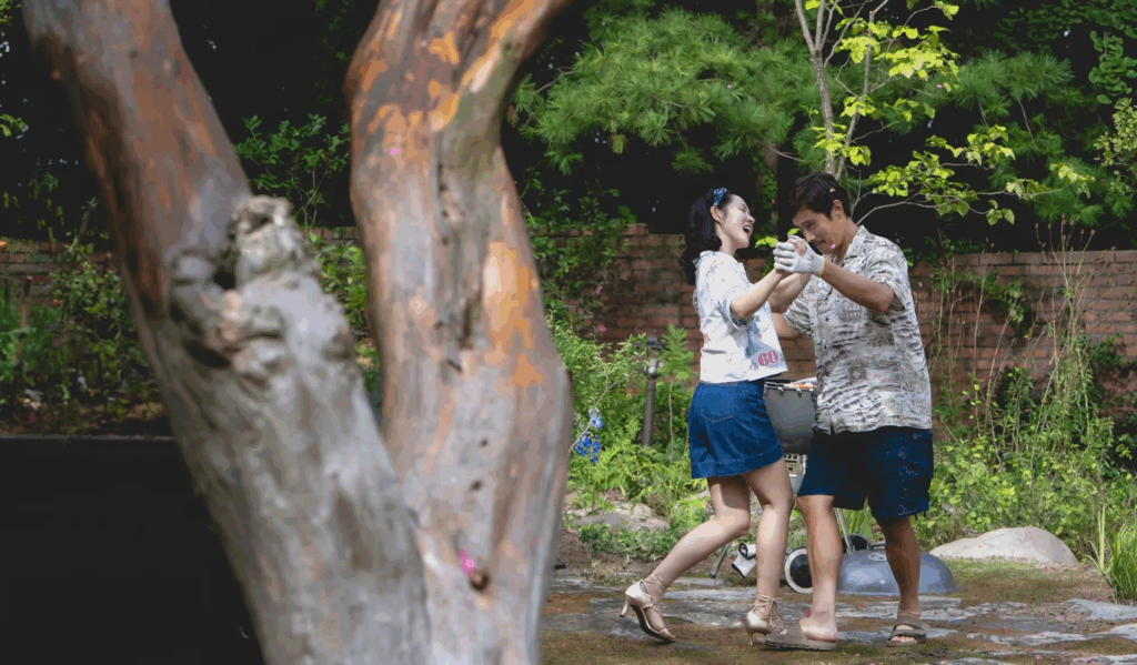 Lee Byung-hun and Son Yi-jin dance under a tree