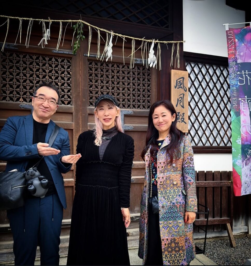 Yoshihiro Togashi (author of Hunter x Hunter) & Naoko Takeuchi (author of Sailor Moon) with photographer Mika Ninagawa at Kyoto's Kitano Tenmangu Shrine. Photo courtesy of Ninagawa's Instagram.