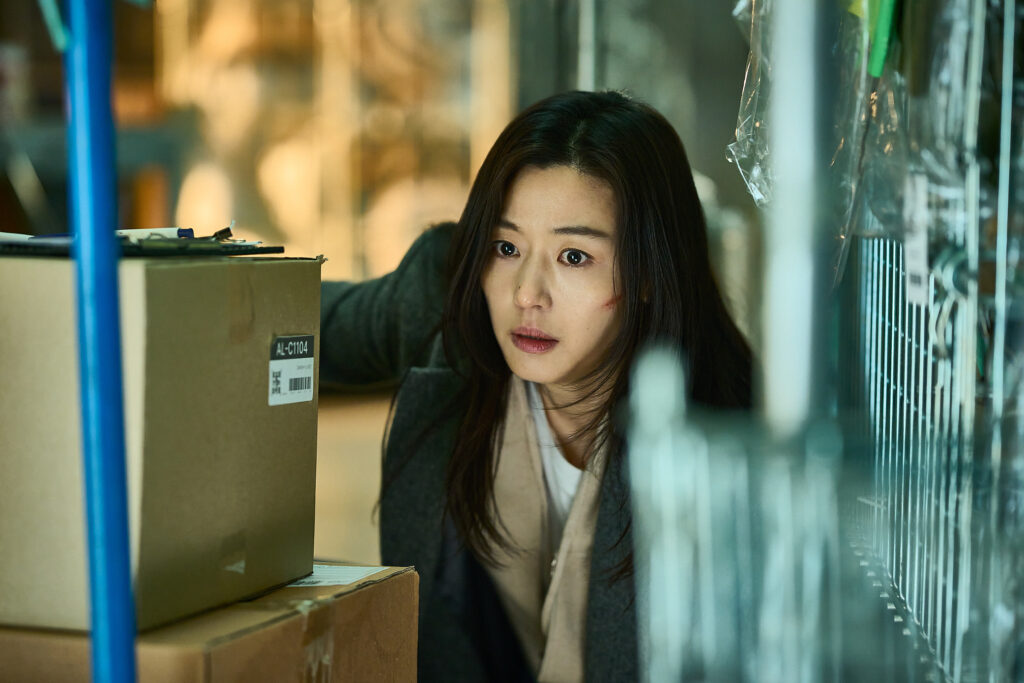 Jun Ji-hyun hides behind boxes in Colony